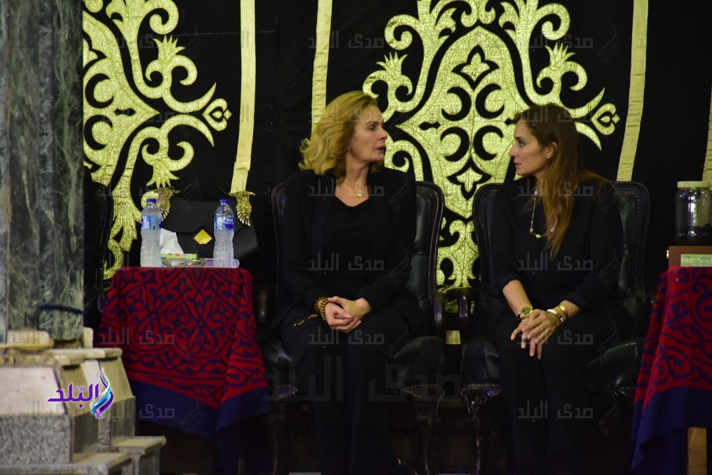 يسرا تتلقى عزاء والدتها يسرا تتلقى عزاء والدتها