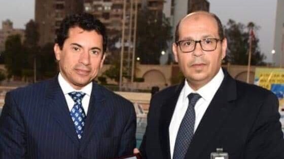 وزير الرياضة مع رئيس اتحاد السباحة