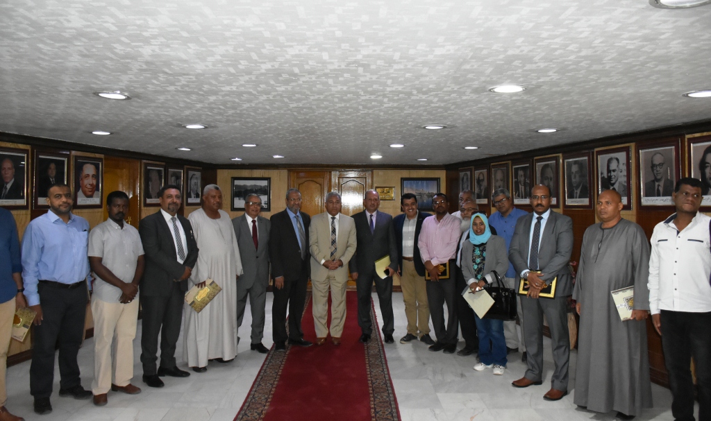 محافظ أسوان يكرم مجموعة من رموز العمل الخيرى بالمحافظة 