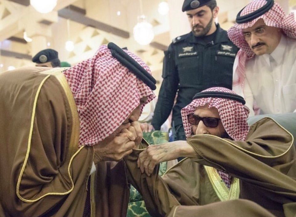 العاهل السعودي وشقيقه الأمير بندر 
