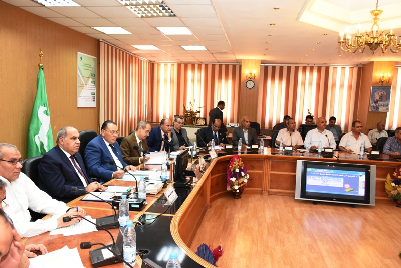 محافظ الشرقية يطالب بوضع مواعيد محددة لتطهير الترع والمصارف محافظ الشرقية يطالب بوضع مواعيد محددة لتطهير الترع والمصارف