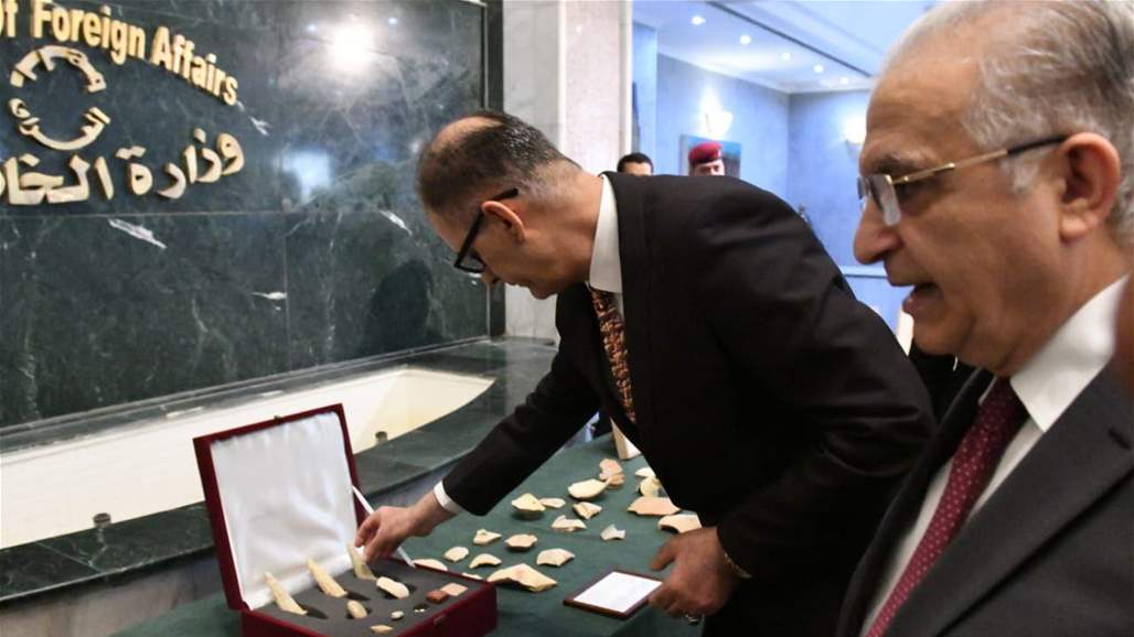 العراق يتسلم عشرات القطع الأثرية واللوحات التراثية المهربة العراق يتسلم عشرات القطع الأثرية واللوحات التراثية المهربة