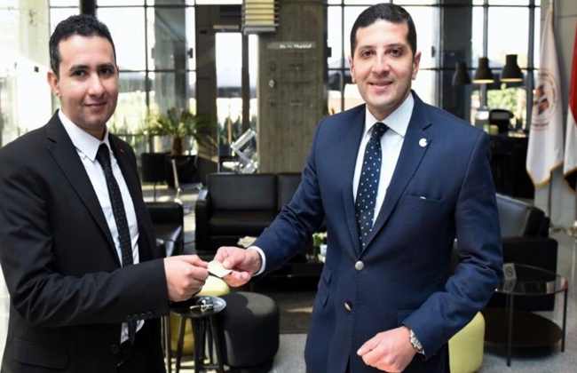 عبد الوهاب يسلم بطاقة ضريبية لأحد المستثمرين