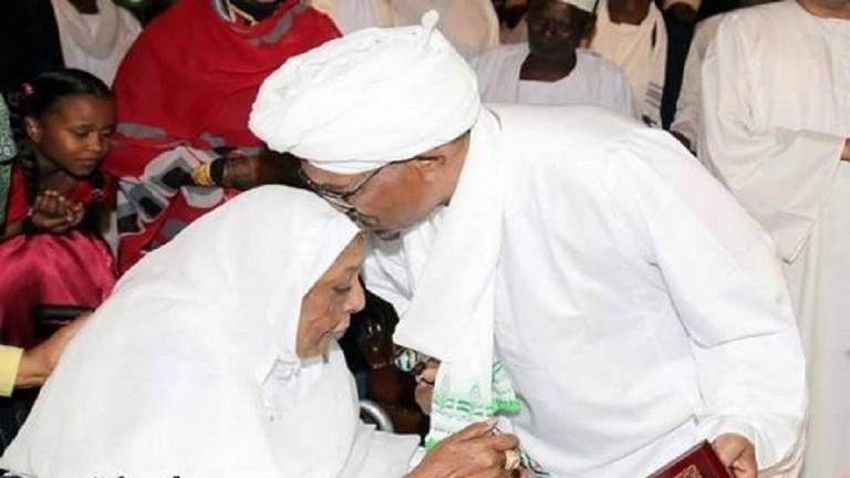 البشير يقبل رأس والدته البشير يقبل رأس والدته