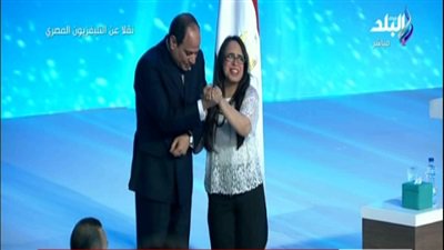 تحية الرئيس متحدية إعاقة على خشبة المسرح