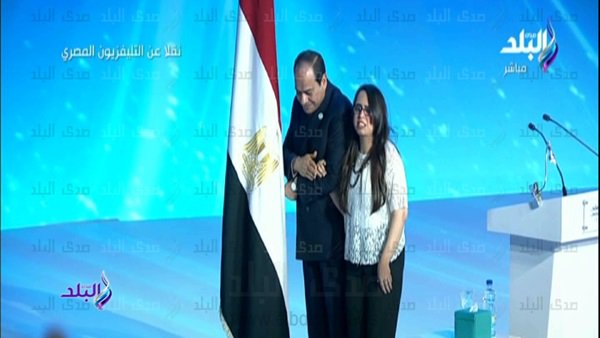 الرئيس السيسي يصافح هديل ماجد