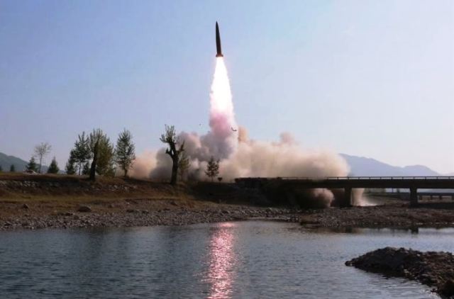 كوريا الشمالية تطلق مقذوفات مجهولة الهوية