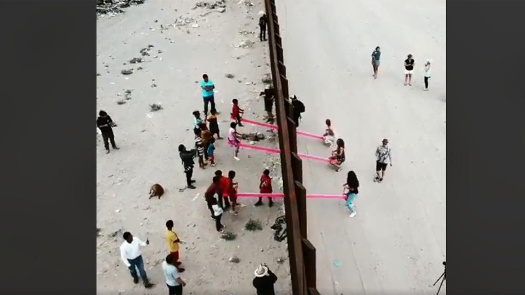 ارجوحات على الحدود الأمريكية المكسيكية 