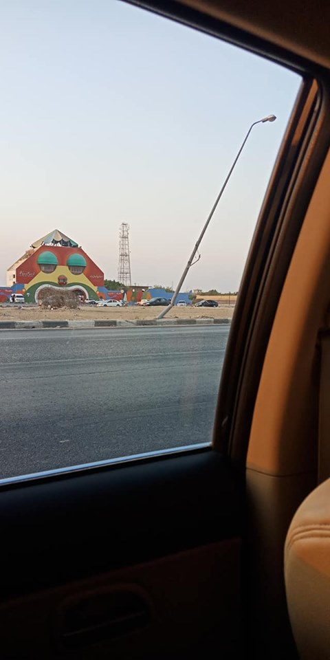 عمود إنارة على طريق الإسماعيلية الصحراوي يهدد حياة المواطنين