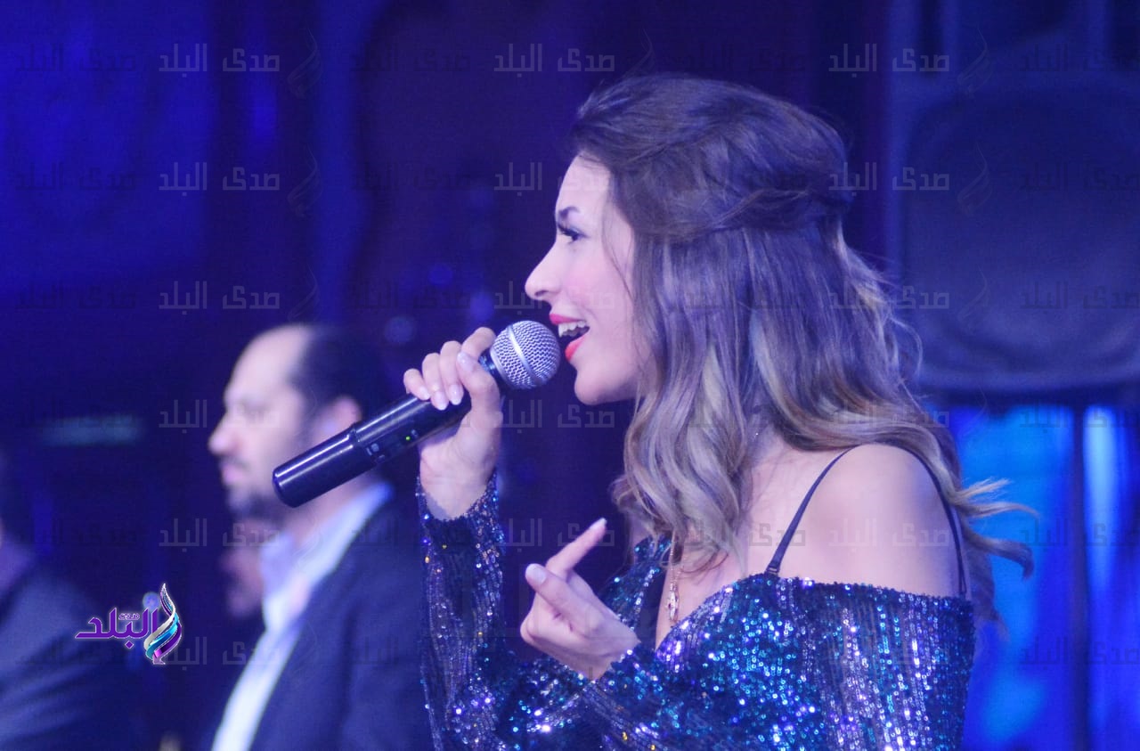 جنات تحيي حفل لشركة محمول في أول ظهور لها بعد الولادة