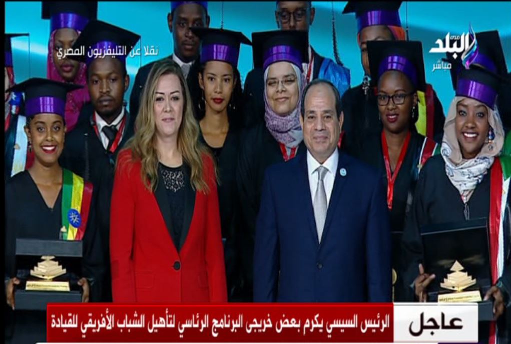  السيسى يلتقط الصور التذكارية مع خريجى أول دفعة لتأهيل الشبا