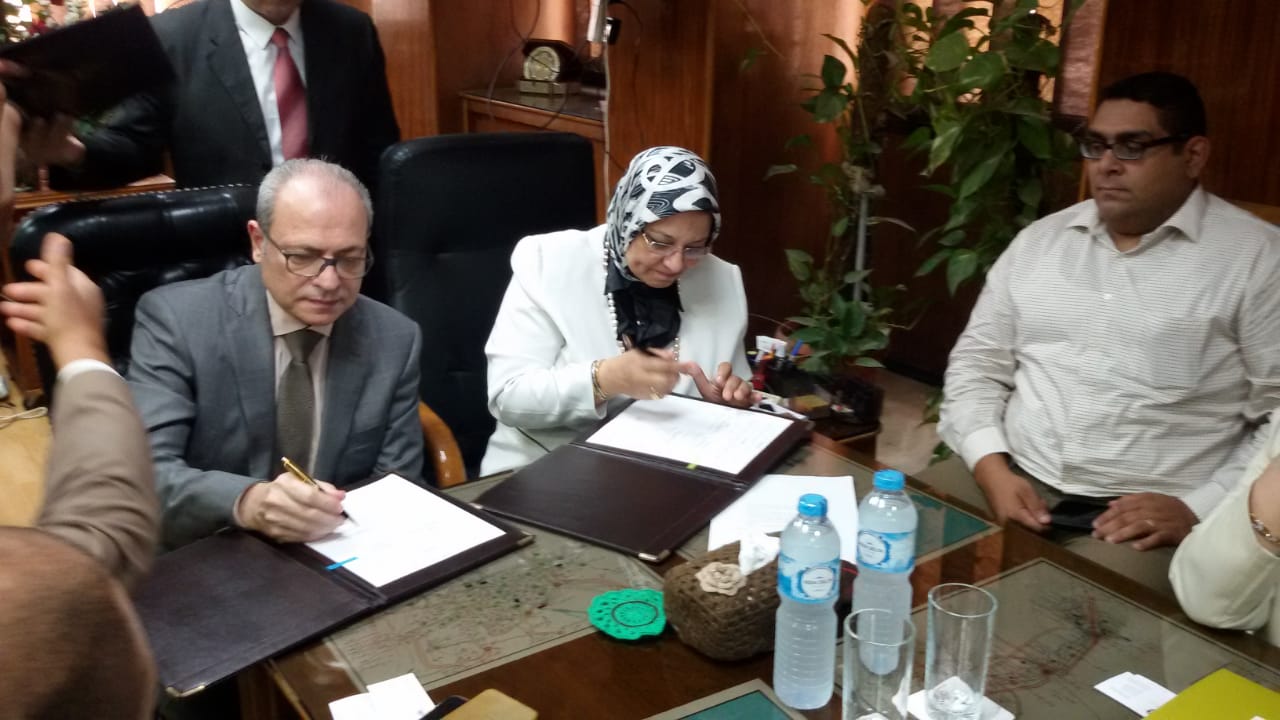 جانب من توقيع عقد انشاء مركز مراقبة اداء محطات الطاقة الشمسي