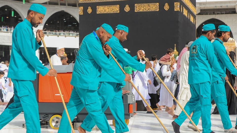 عمال ينظفون ساحات المسجد الحرام عمال ينظفون ساحات المسجد الحرام