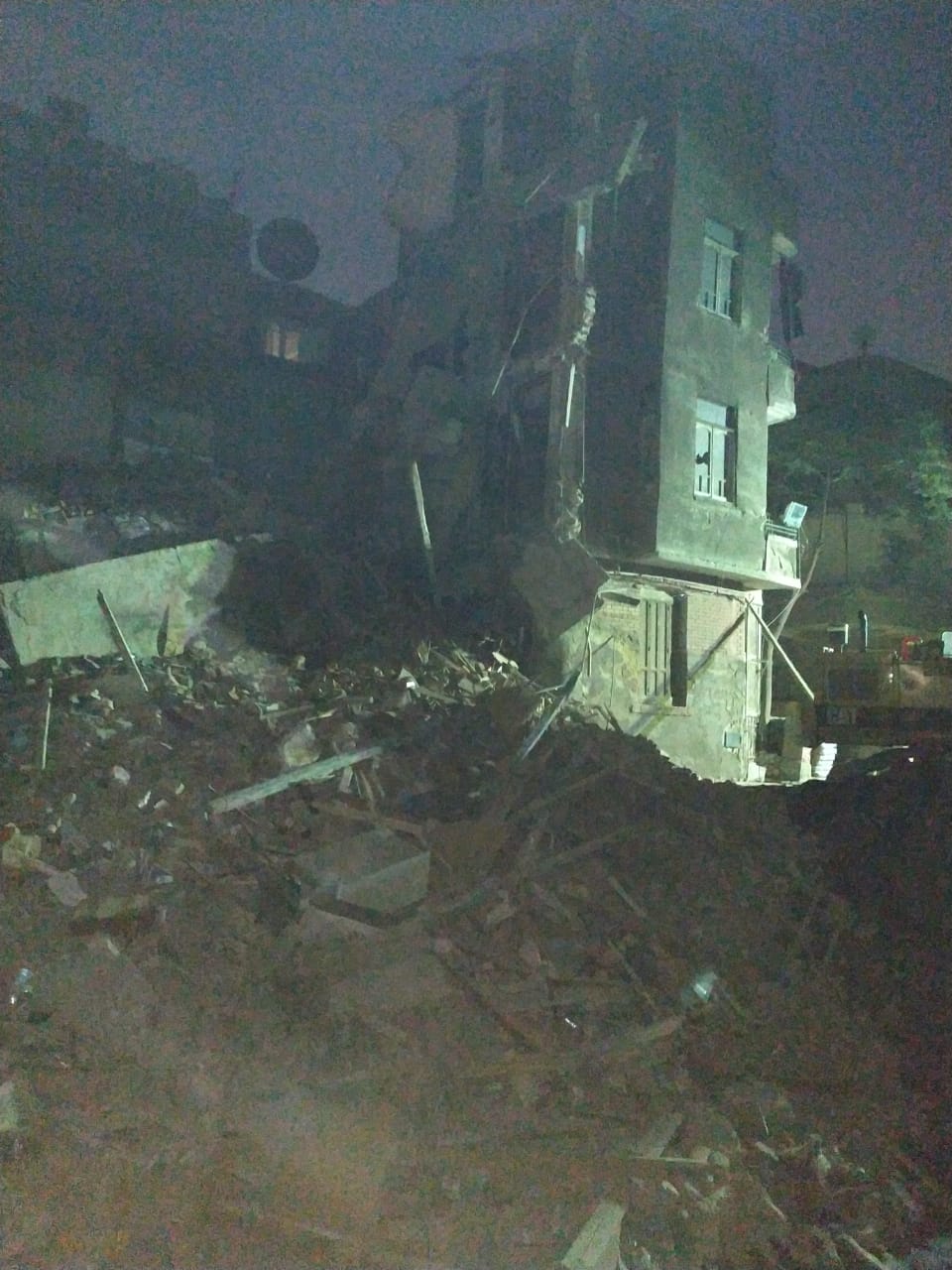 انهيار عقار حدائق القبة