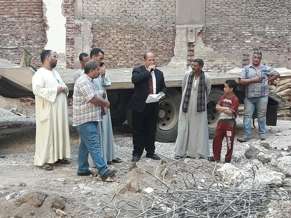 اللواء أشرف بهجت رئيس الحي خلال الحملة اللواء أشرف بهجت رئيس الحي خلال الحملة