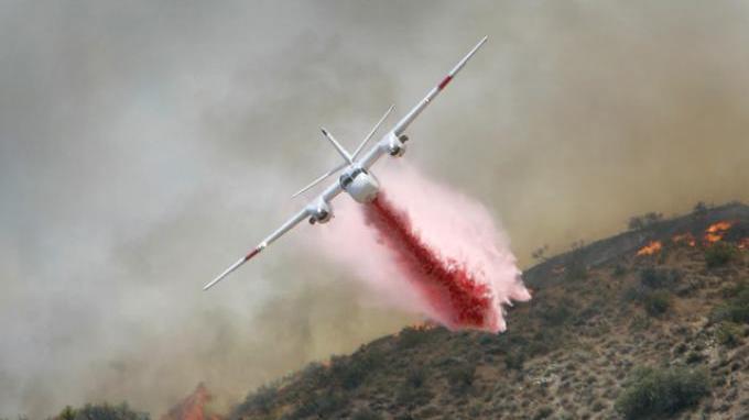 طائرة اطفاء 