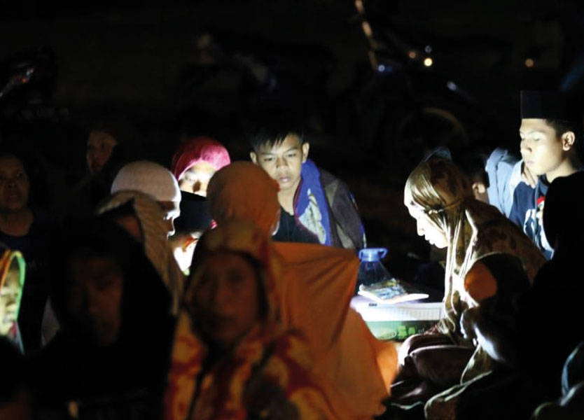 الاندونيسون يعيشون في الظلام بعد انقطاع الكهرباء