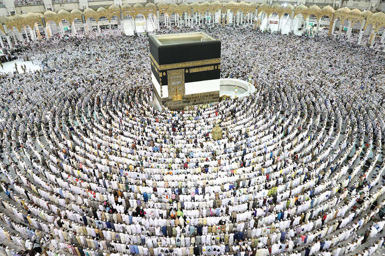 جانب من الحجاج حول الكعبة جانب من الحجاج حول الكعبة