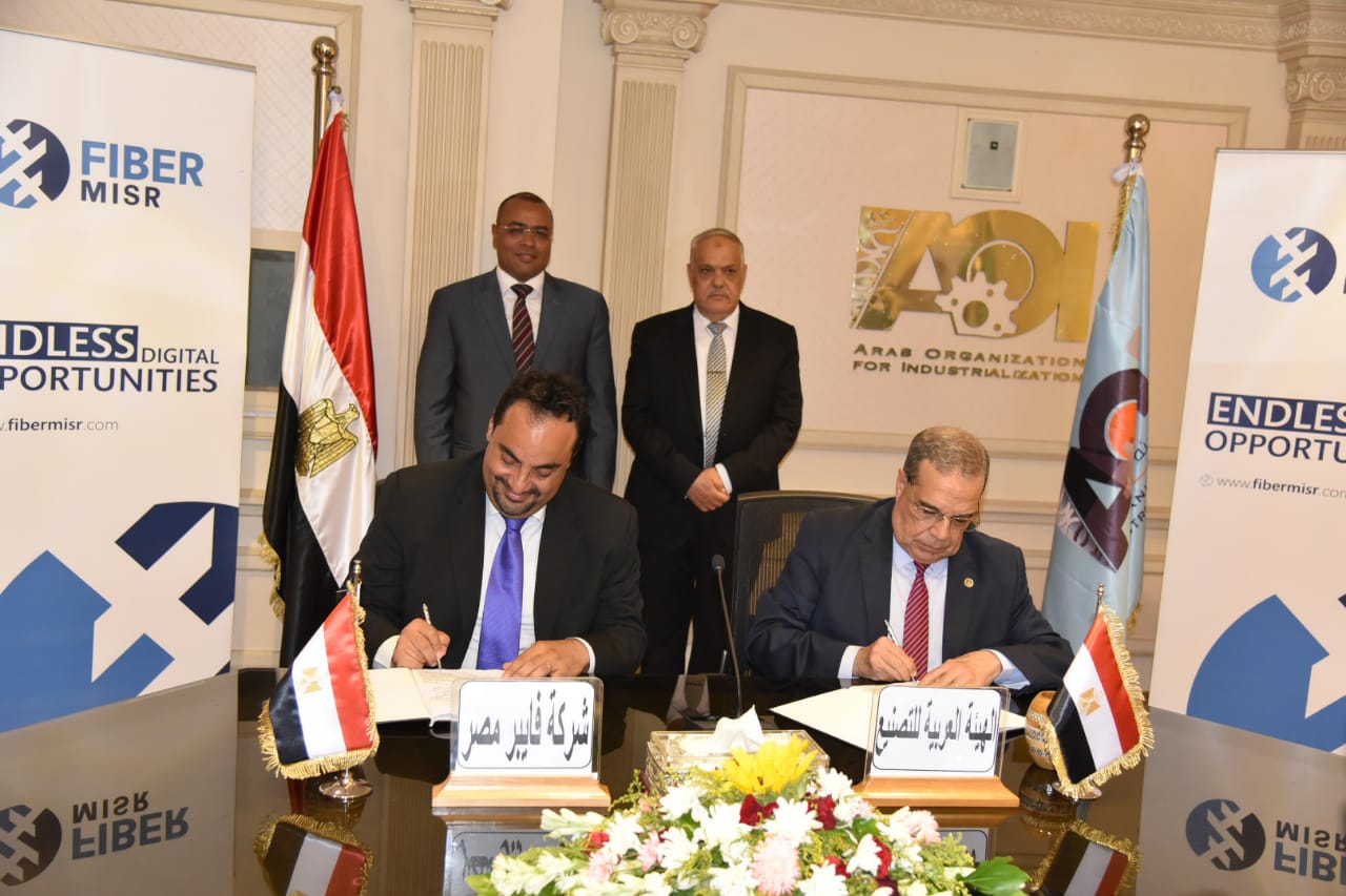 صورة من عملية التوقيع صورة من عملية التوقيع