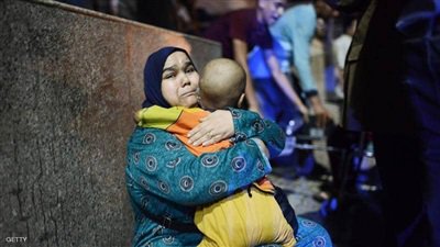 أم وطفلها المريض على سلالم معهد الأورام