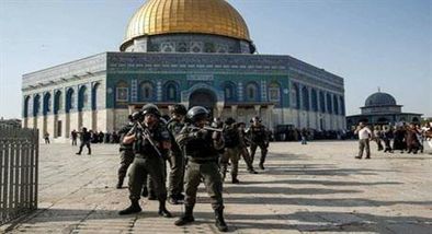 لحظة اقتحام الأقصى والإعتداء الدموي على حارسه