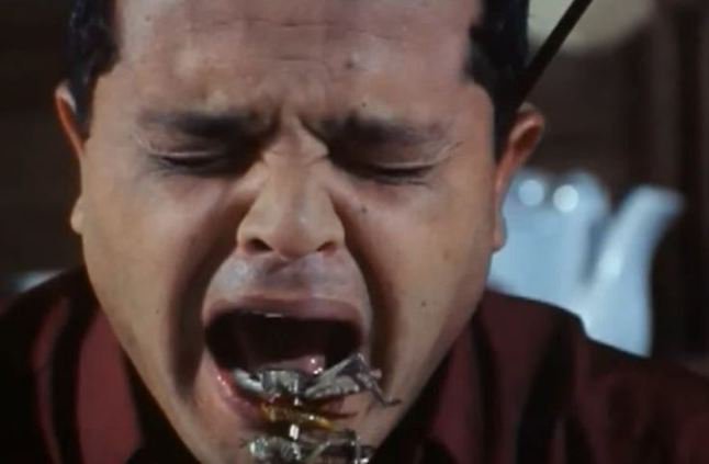 محمد هنيدى يأكل الحشرات والجراد بفيلم سور الصين العظيم 