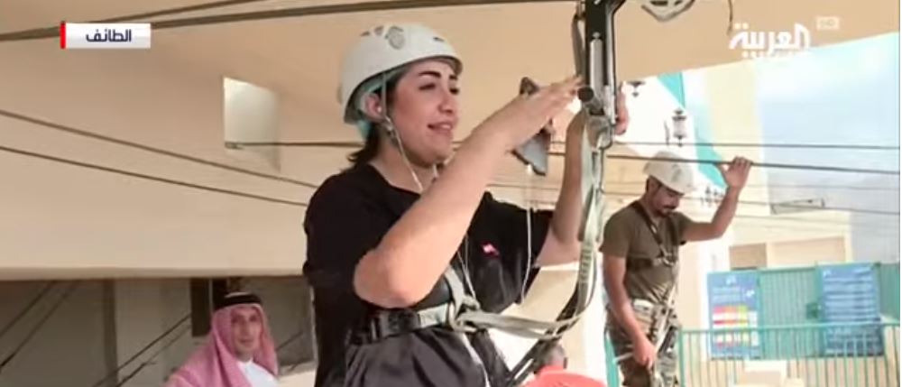 مذيعة العربية تقزف من أعلي نقطة جبلية بالطائف