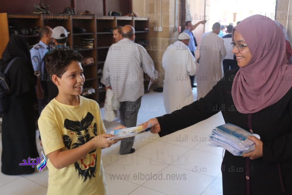 واعظات الأزهر يوزعن دليل الحج والعمرة على المصلين