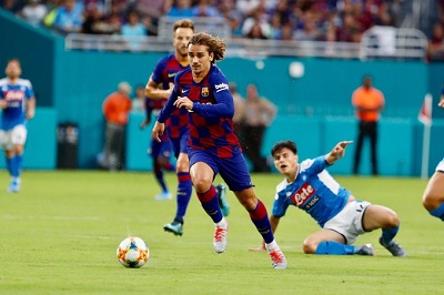جانب من لقاء نابولي وبرشلونة جانب من لقاء نابولي وبرشلونة
