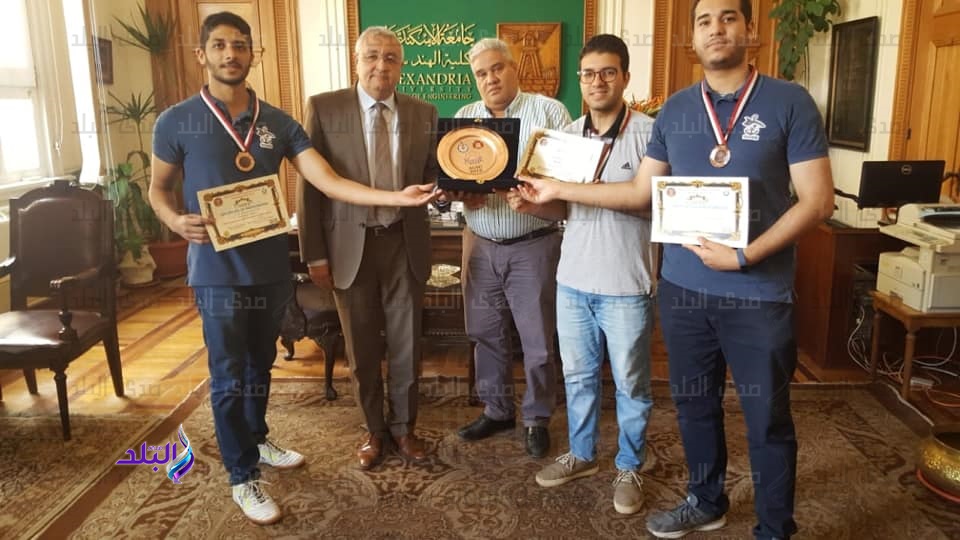 عميد هندسة الاسكندرية يكرم فريق Blue Sharks