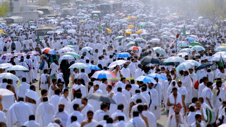 لقطات نادرة تظهر موسم الحج قبل 81 عام لقطات نادرة تظهر موسم الحج قبل 81 عام