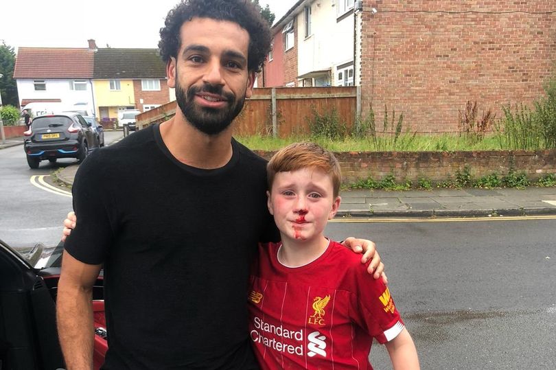 محمد صلاح مع الطفل المصاب