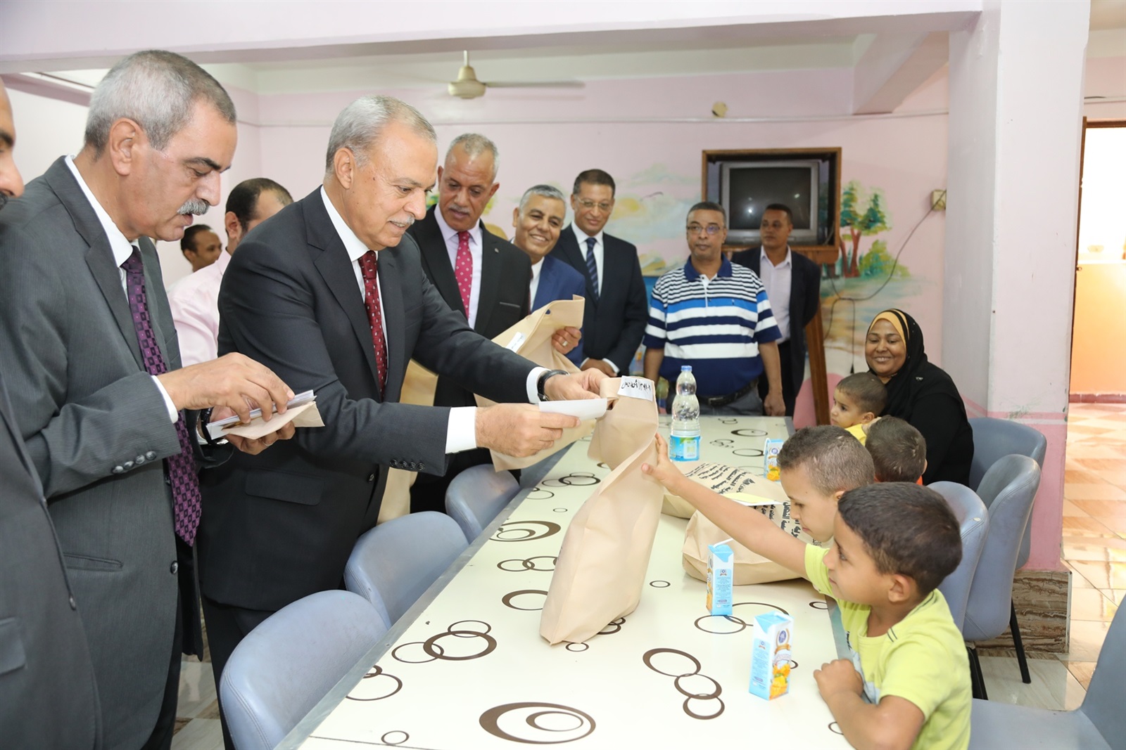 محافظ قنا يهنئ المرضى والأيتام بعيد الأضحى المبارك