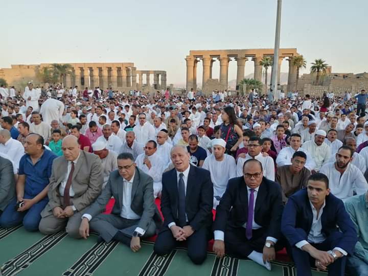 الآلاف يصلون بساحة سيدى ابوالحجاج