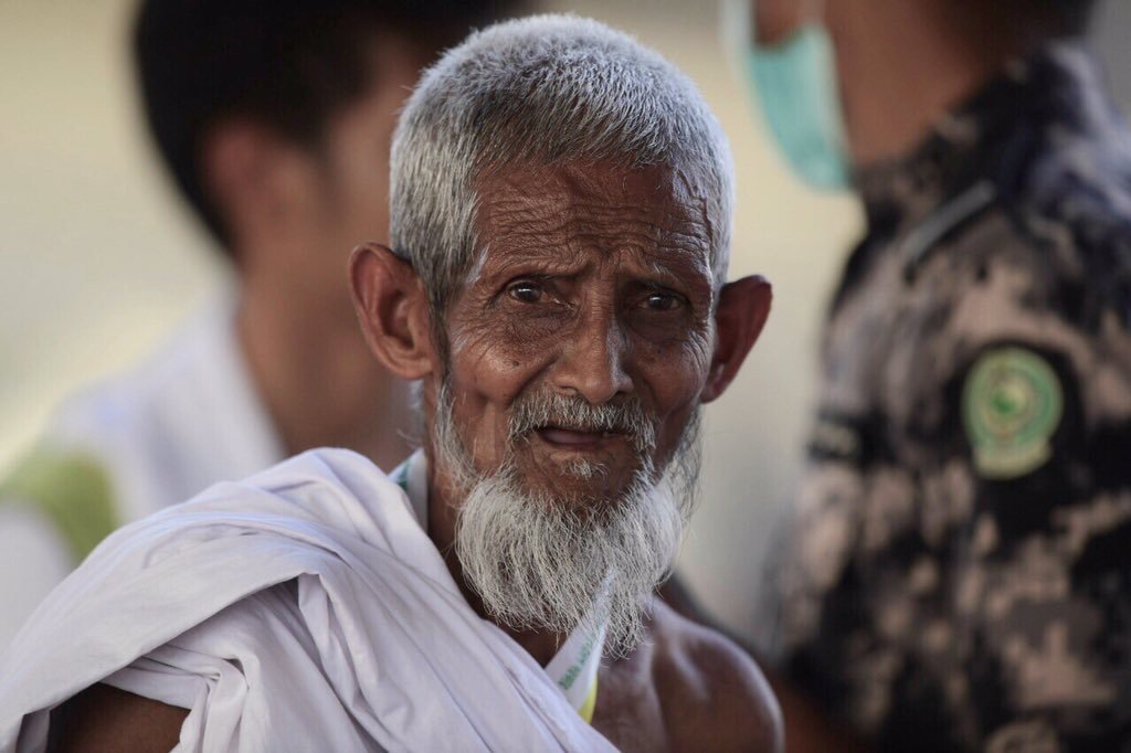الحاج المسن مع رجل الأمن السعودي الحاج المسن مع رجل الأمن السعودي