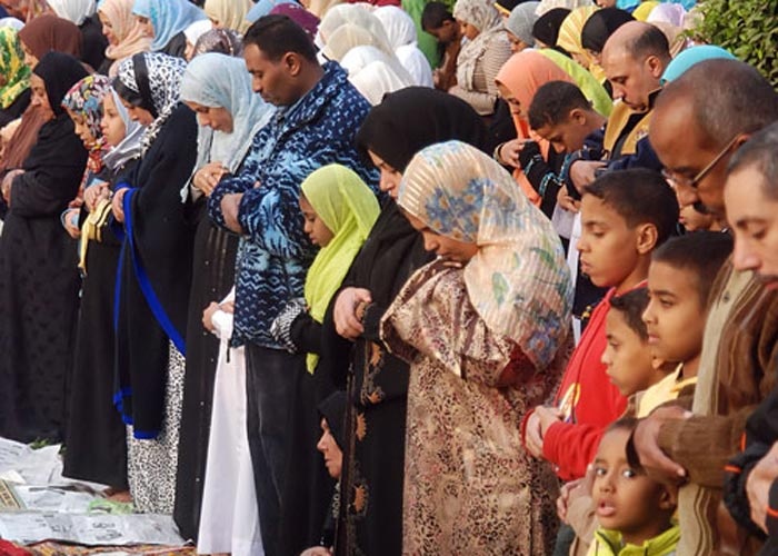 صلاة المرأة بجوار الرجل