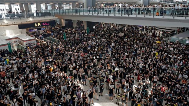 مطار هونغ كونغ يستأنف عمله غدًا بعد إغلاقه