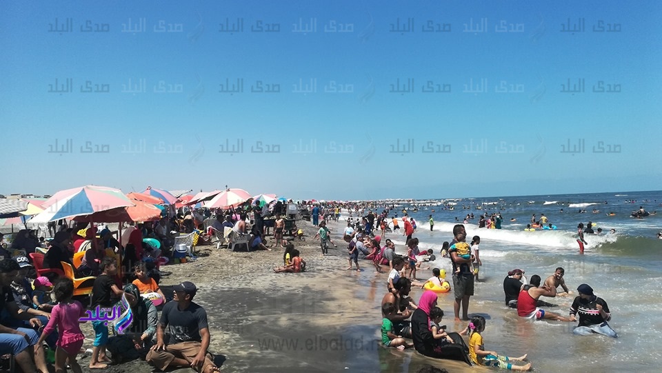 زحام شديد بـ شواطئ بلطيم زحام شديد بـ شواطئ بلطيم