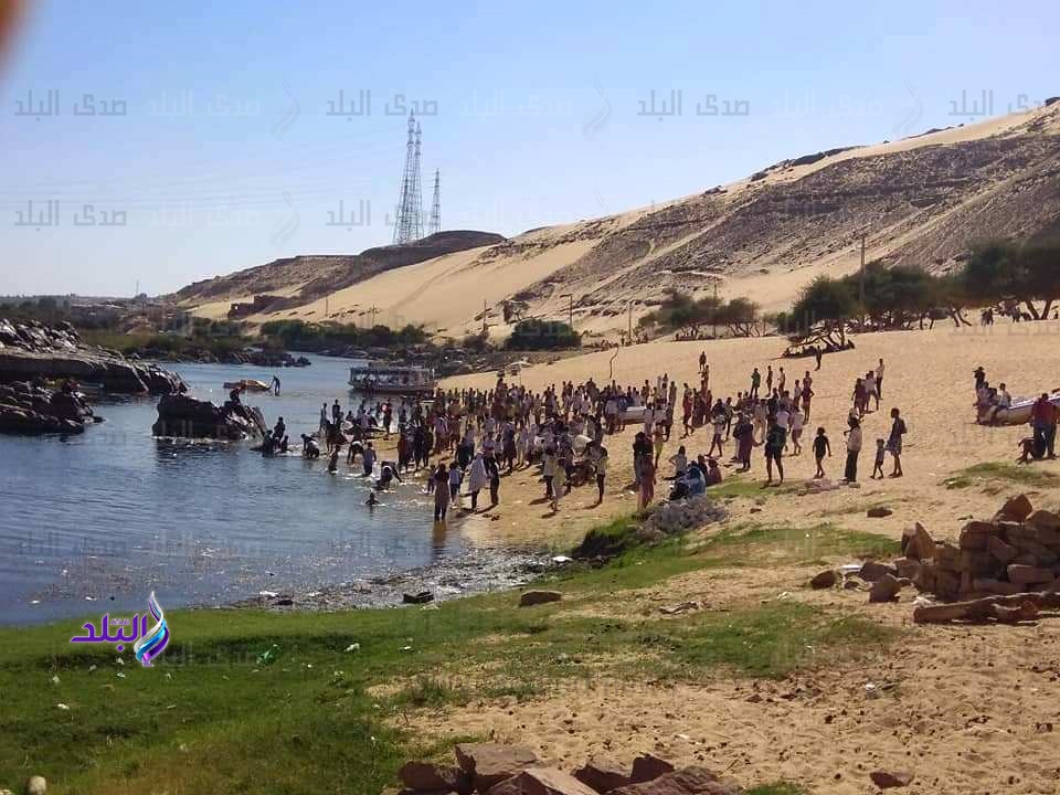 عائلات أسوان يقضون يومهم فى الجزر النيلية