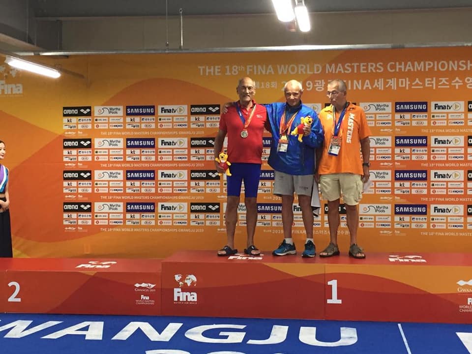 لاعبو السباحة 