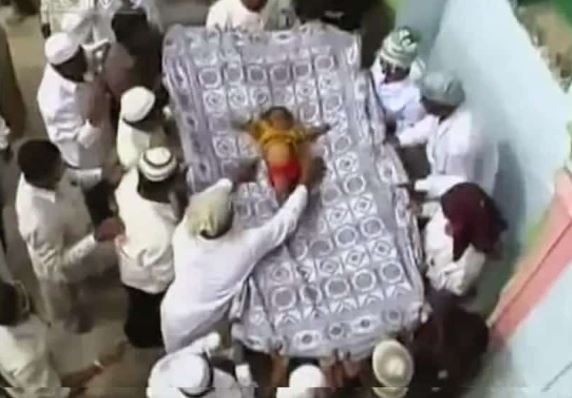 رمي الأطفال من فوق الأسطح