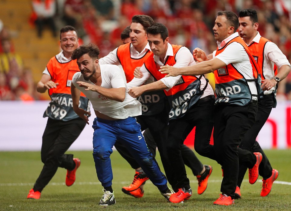 مشجع يقتحم ملعب ليفربول وتشيلسي مشجع يقتحم ملعب ليفربول وتشيلسي