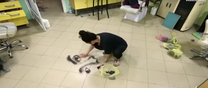 كوافيرة تبدع بقايا شعر