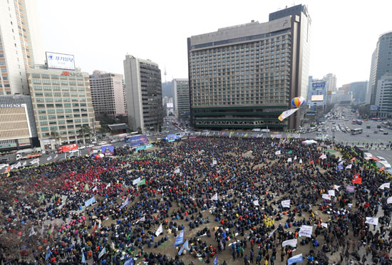 مسيرة لآلاف الكوريين الجنوبيين