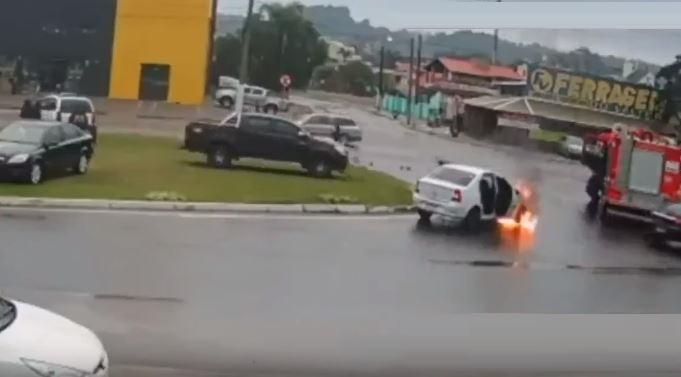 إخماد نيران سيارة مشتعلة في 40 ثانية