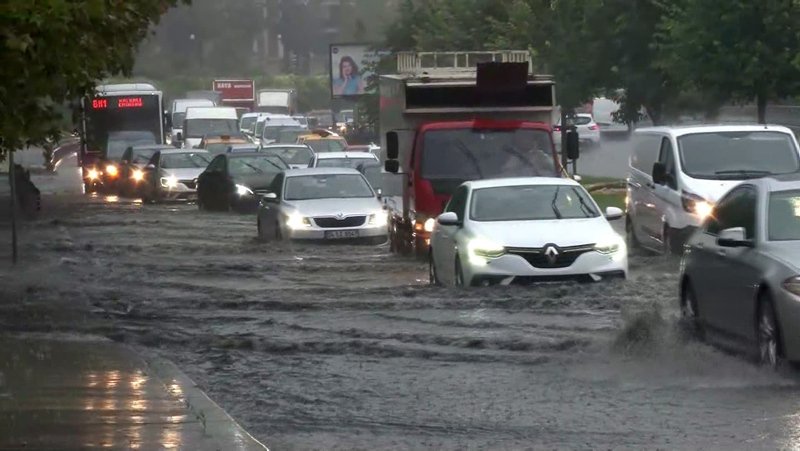 شلل في اسطنبول بسبب الأمطار 