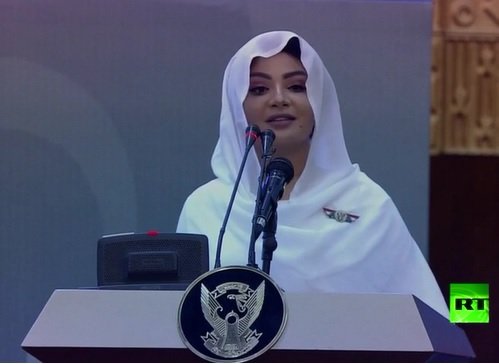 مذيعة سودانية