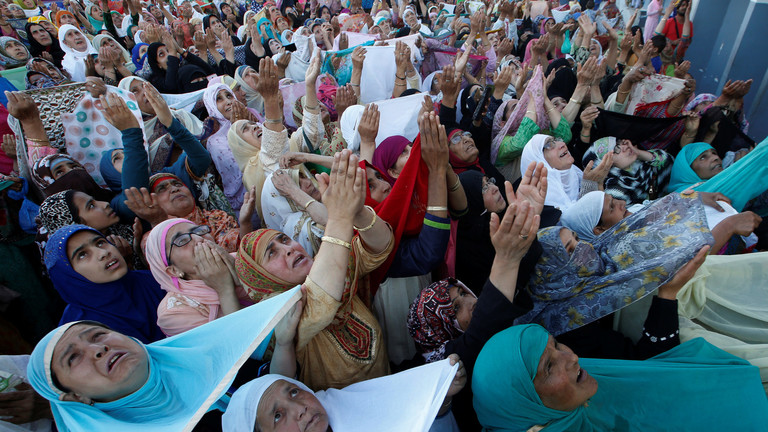 مسلمات يتوجهن بالدعاء في أحد جوامع الهند