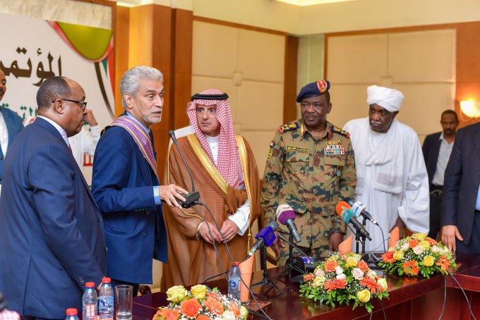 الجبير خلال مراسم التوقيع 