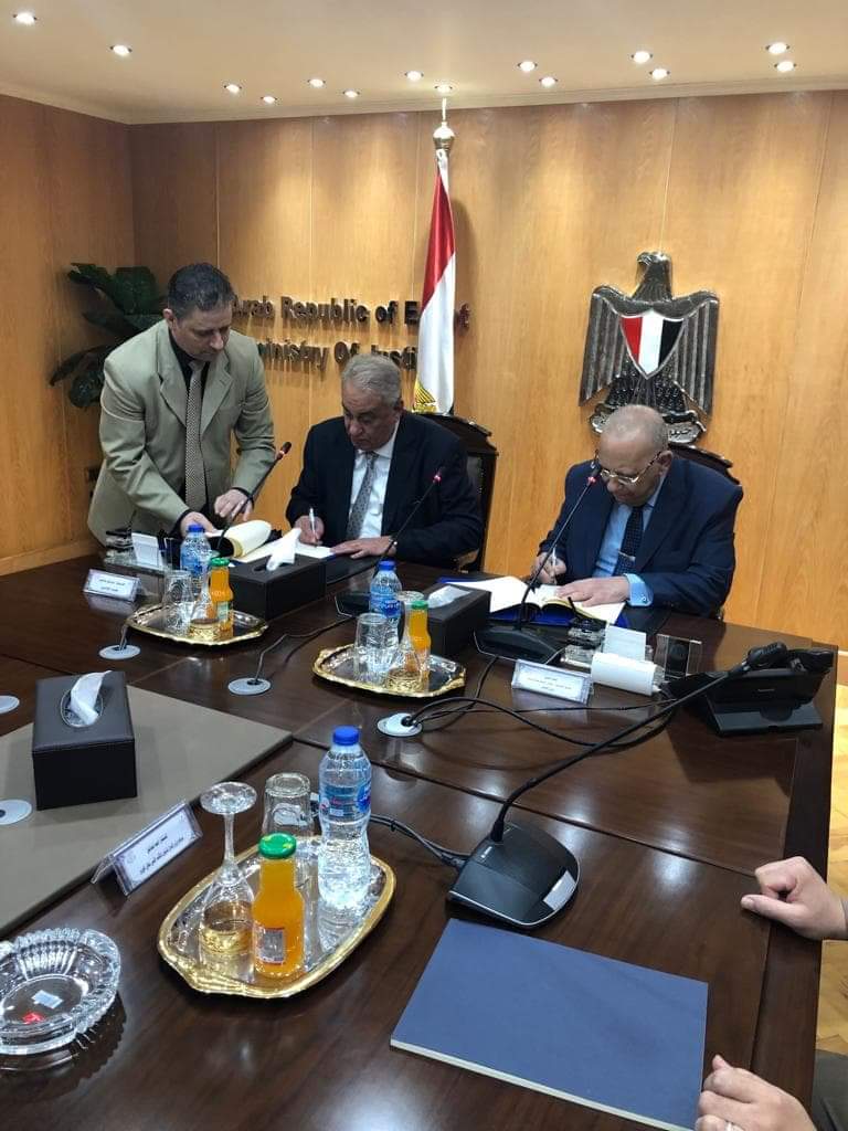 مراسم التوقيع بين نقيب المحامين ووزير العدل 